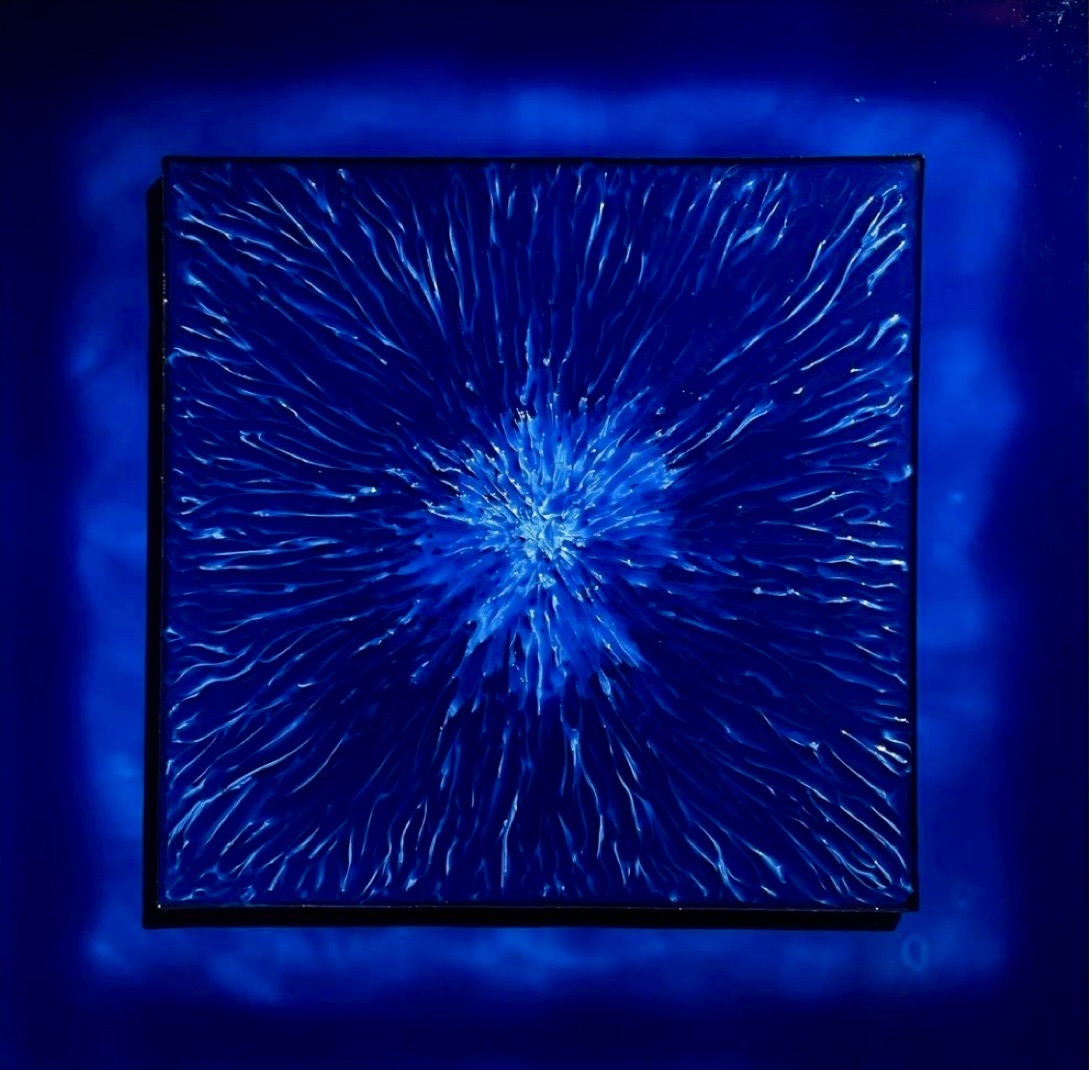 Profondo blu — opera in resina, 60x60 cm